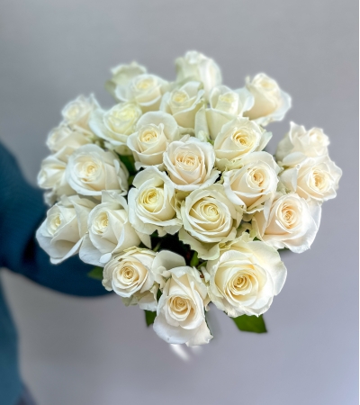 25 белых Крымских роз 